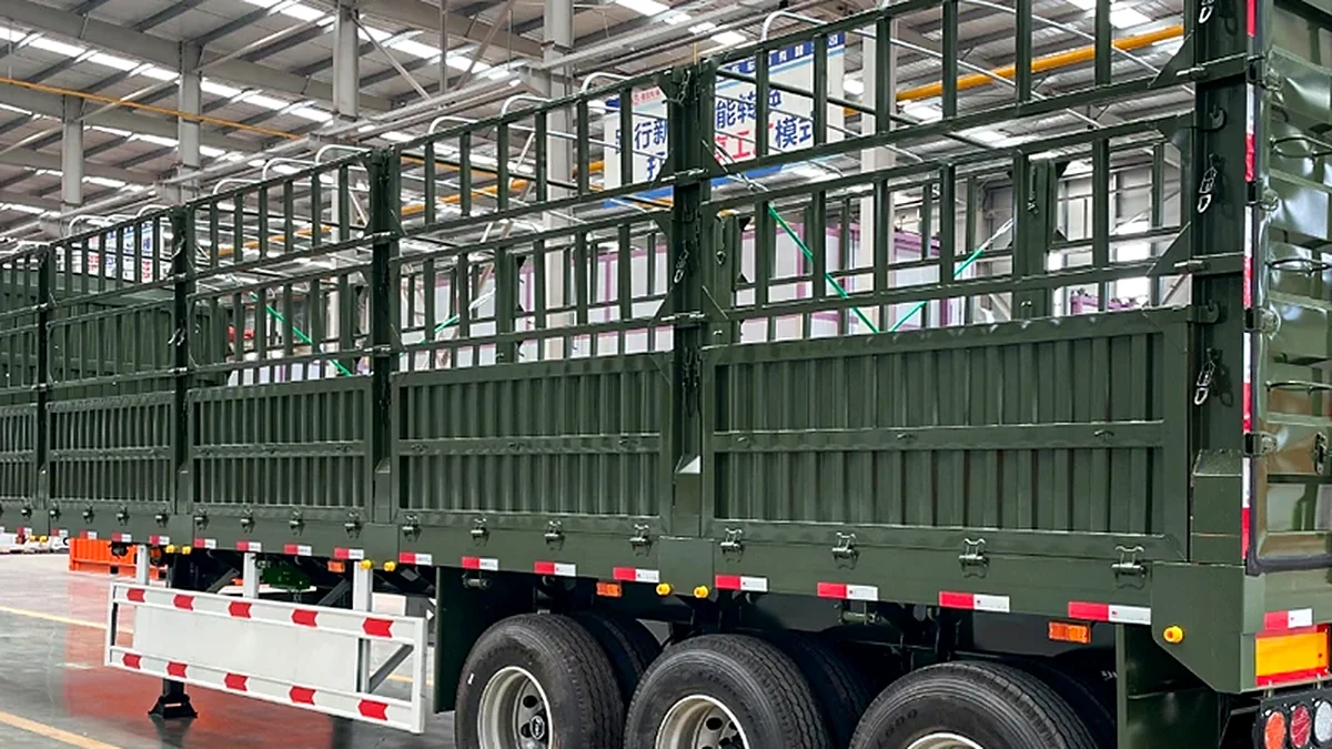 Fence semi trailer removable side fence and reinforced post detail Fence semi trailer removable side fence and reinforced post detail